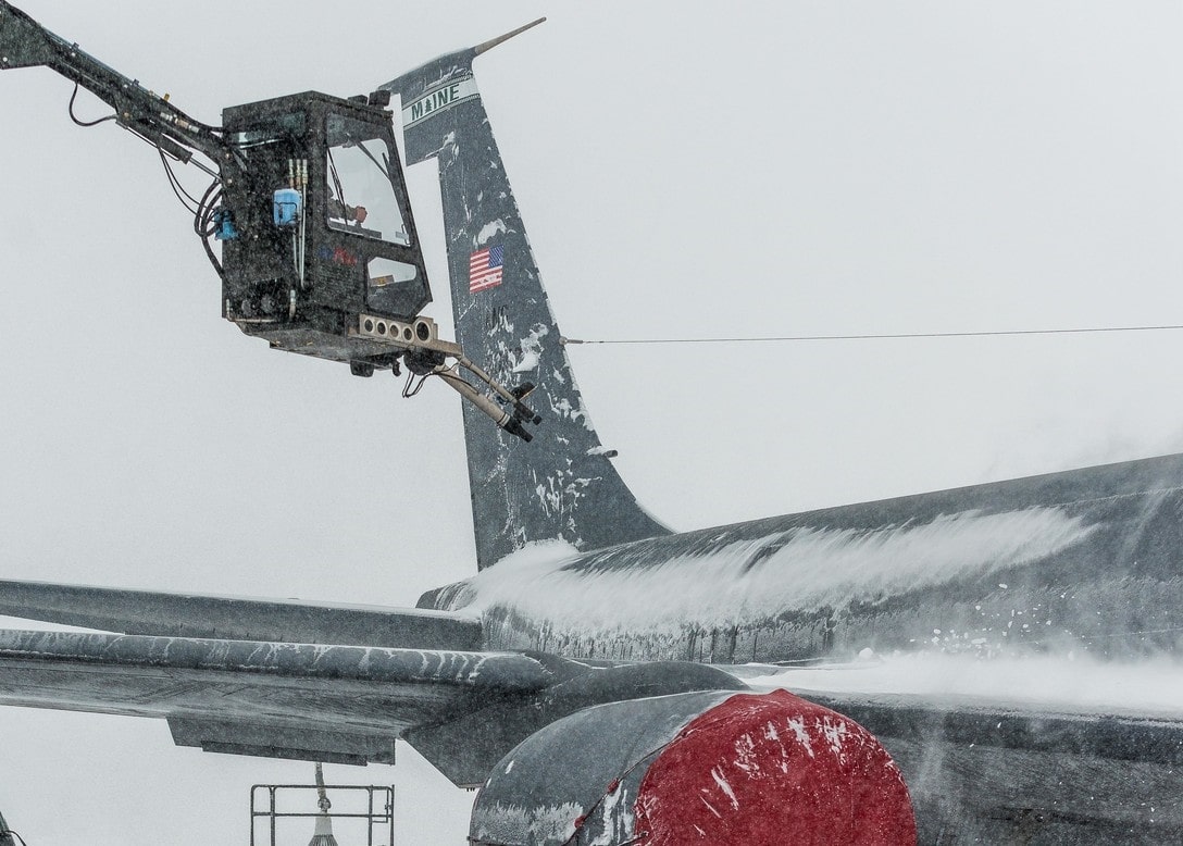 Maine 101st Air Refueling Wing  deicing an aircraft