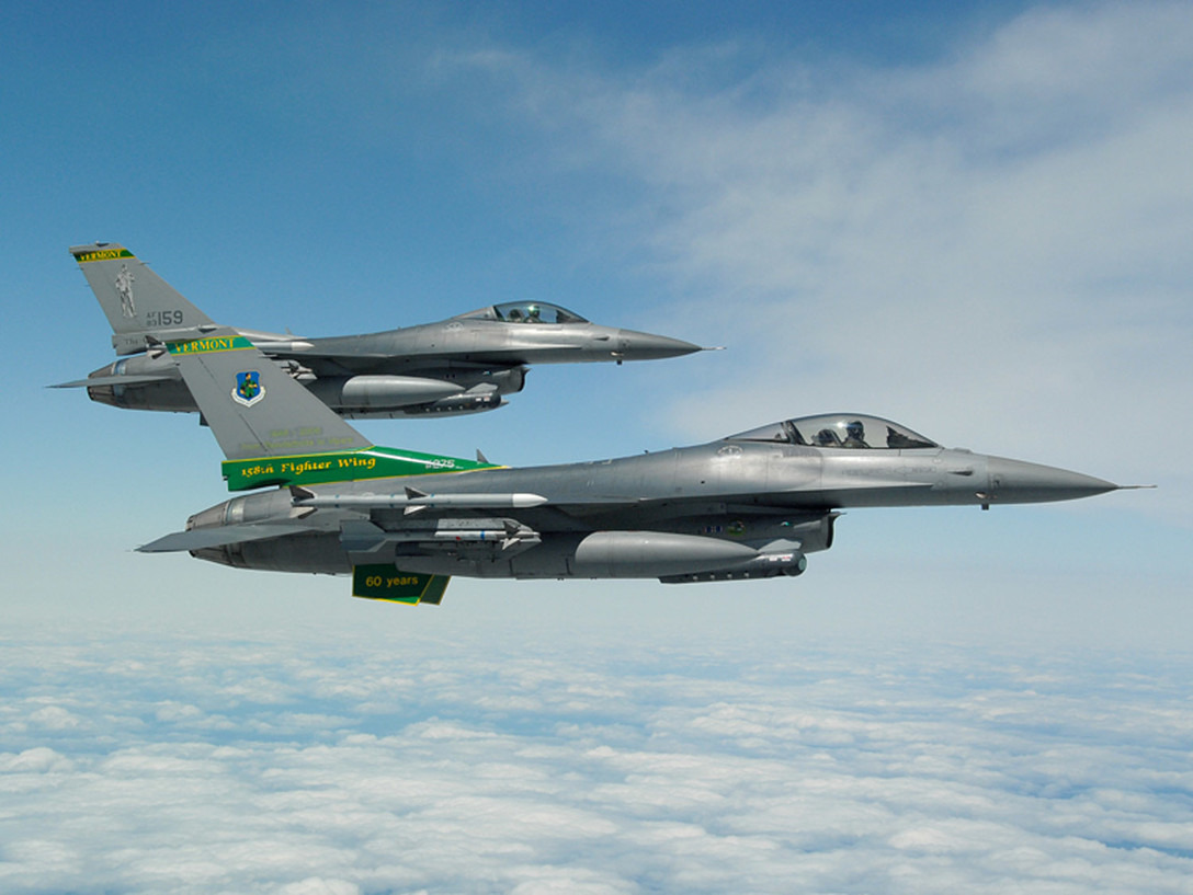 VT ANG F16s in formation